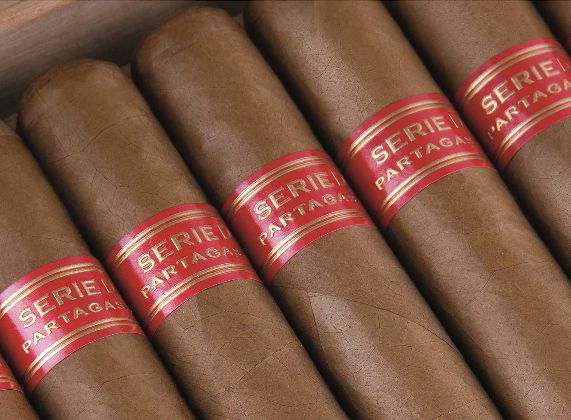 TaiwanCigar's tweet photo. 經典手工雪茄Partagas Serie D No. 4(25枝掀蓋木盒)

帕德加斯 D4 (25枝掀蓋木盒)

產地：古巴
形狀：Robusto
長度：124 mm
環徑：50
手工製作
燃燒：60分鐘

珍貴的雪松木和肉桂的香氣， 奶油質感迴盪在嘴唇上，木香持續，甜味富含異國情調的香料。
D4作為Robusto的傳奇最暢銷的雪茄之一。 https://t.co/79ZtPadeZP