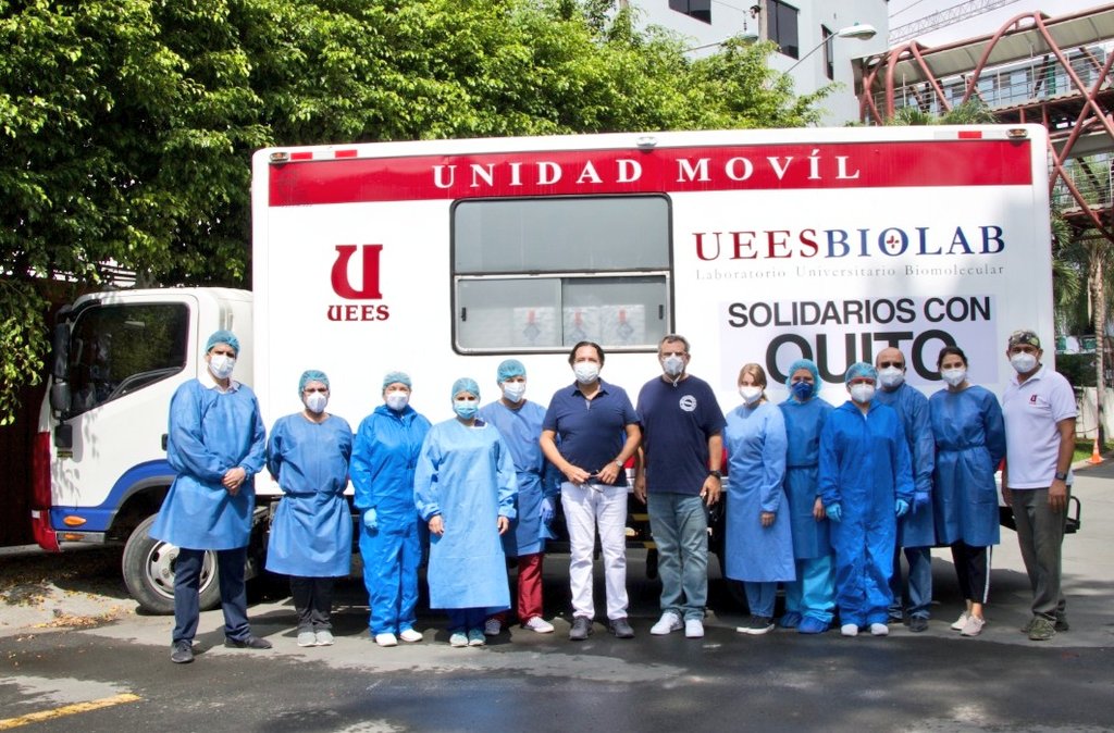 uees_ec's tweet photo. Brigada de ayuda con profesionales del laboratorio biomolecular #UEESBiolab saliendo con los equipos móviles a la capital del Ecuador, #Quito 🇪🇨 para contribuir con la comunidad en este difícil momento de pandemia.

#SolidariosConQuito
#COVID19ec https://t.co/Iq0sawbUhD