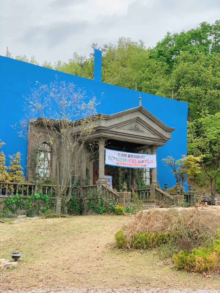 iconickdramas's tweet photo. this is why we should appreciate the production teams behind the drana! it's so amazing how can they turn a building into a castle!!!

#itsokaytonotbeokay
#itsokaytonotbeokayep5 https://t.co/m4FRApKNR5