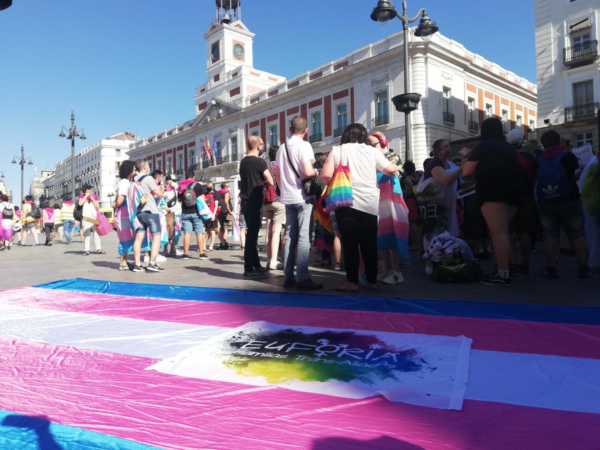 Marta_BLG's tweet photo. Empieza en Sol la concentración de colectivos trans para reivindicar una nueva ley no patologizante y que respete los derechos humanos

#AhoraDerechosTrans
#LeyTransEstatal #LeyEstatalTrans #Madrid https://t.co/0bdtML4Lv4