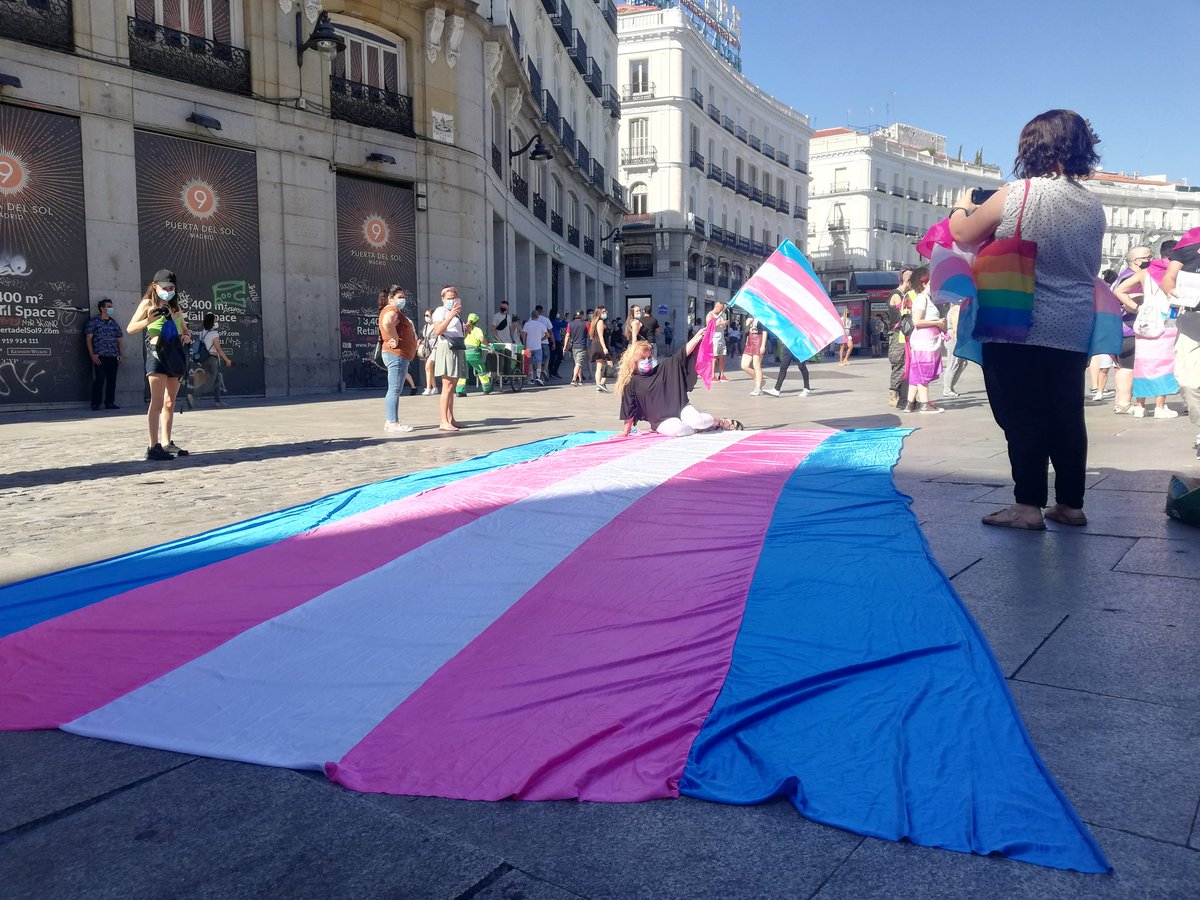 Marta_BLG's tweet photo. Empieza en Sol la concentración de colectivos trans para reivindicar una nueva ley no patologizante y que respete los derechos humanos

#AhoraDerechosTrans
#LeyTransEstatal #LeyEstatalTrans #Madrid https://t.co/0bdtML4Lv4