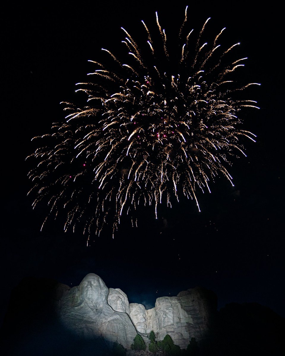 FLOTUS45's tweet photo. Wonderful evening at the majestic #MountRushmore celebrating the spirit of America’s Independence &amp; witnessing a beautiful display of fireworks. Let’s reflect on the ideals that make this country great &amp; always remember the blessings of freedom &amp; liberty. #IndependenceDay https://t.co/oOUMtSDOou