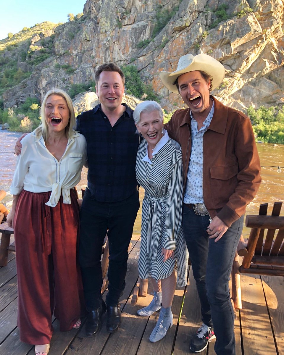 mayemusk's tweet photo. Happy 4th of July! From four happy Americans❤️🇺🇸 
Tosca got her citizenship two weeks ago. This is a very long, intensive process👏💃 Immigrants know😏
#AWomanMakesAPlan 📖🤓
#ItsGreatToBe72 
⁦@ToscaMusk⁩ ⁦@elonmusk⁩ ⁦@kimbal⁩ https://t.co/8fTrbiKXWj