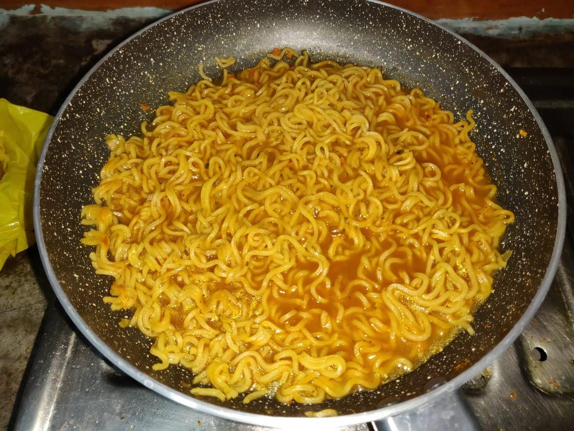 KiGullak's tweet photo. Only 2 min maggie.. 😂😂😂😂Hum Hostel walo ki 🎄 party... 😋👩‍🍳😋#maggieholmes #easyrecipes #2mincooking #foodblogger #foodie #foodphotography #foodlover #phonephotography #YouTuber #recipes #momlove #easyrecipes #yummymummy😋😋 #partoflife #latenighttwitter https://t.co/ivuV6X5JaK