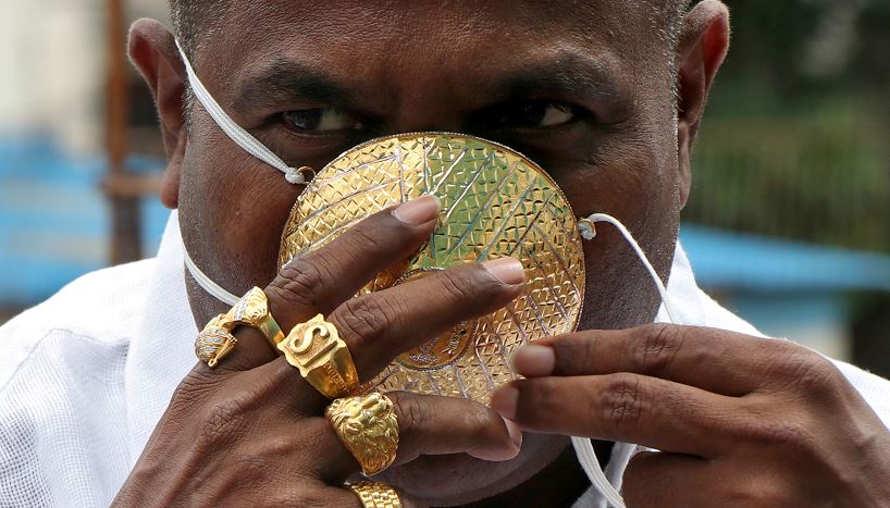 PDChina's tweet photo. #Indian man trusts $4,000 gold mask to protect him from #COVID19. Businessman Shankar Kurhade also thinks the mask fits well with his jewelry when he goes out. https://t.co/WUARndphDe