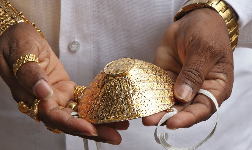 PDChina's tweet photo. #Indian man trusts $4,000 gold mask to protect him from #COVID19. Businessman Shankar Kurhade also thinks the mask fits well with his jewelry when he goes out. https://t.co/WUARndphDe
