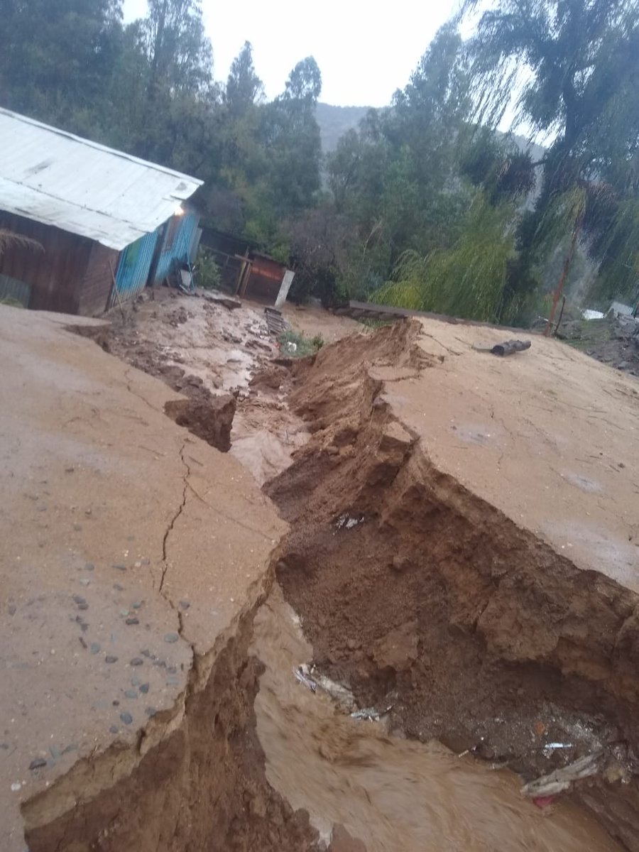 VICTORMIRANDA75's tweet photo. Grave es la situación de la localidad de Los Peumos en la comuna de #Machali se reportan mas de 40mm de agua caída en las ultimas 8 horas lo q provoca desbordes de canales https://t.co/ivZsq4booU