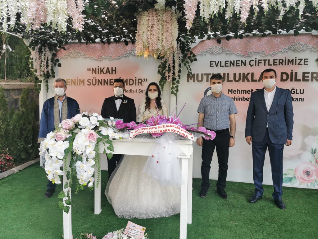 Bugün iki güzel çiftimizin mutlu anlarında yanındaydık. 

Önce Akyüz ve Gündoğ ailelerinin daha sonra ise, Alakuş ve Kutlu ailelerinin değerli evlatlarının nikahını kıydık. 

Kardeşlerimize iki cihan saadeti dilerim.