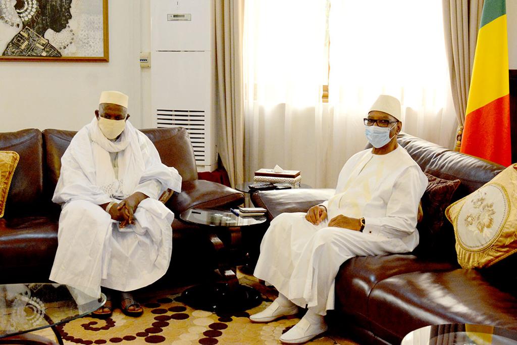 PresidenceMali's tweet photo. Koulouba | 4 juillet 2020| Actualité 
Le Président de la République reçoit  en ce moment l’Imam Mahmoud DICKO. Les deux personnalités échangent essentiellement sur les voies et moyens d’une décrispation du climat socio-politique. https://t.co/92p2EYy85y
