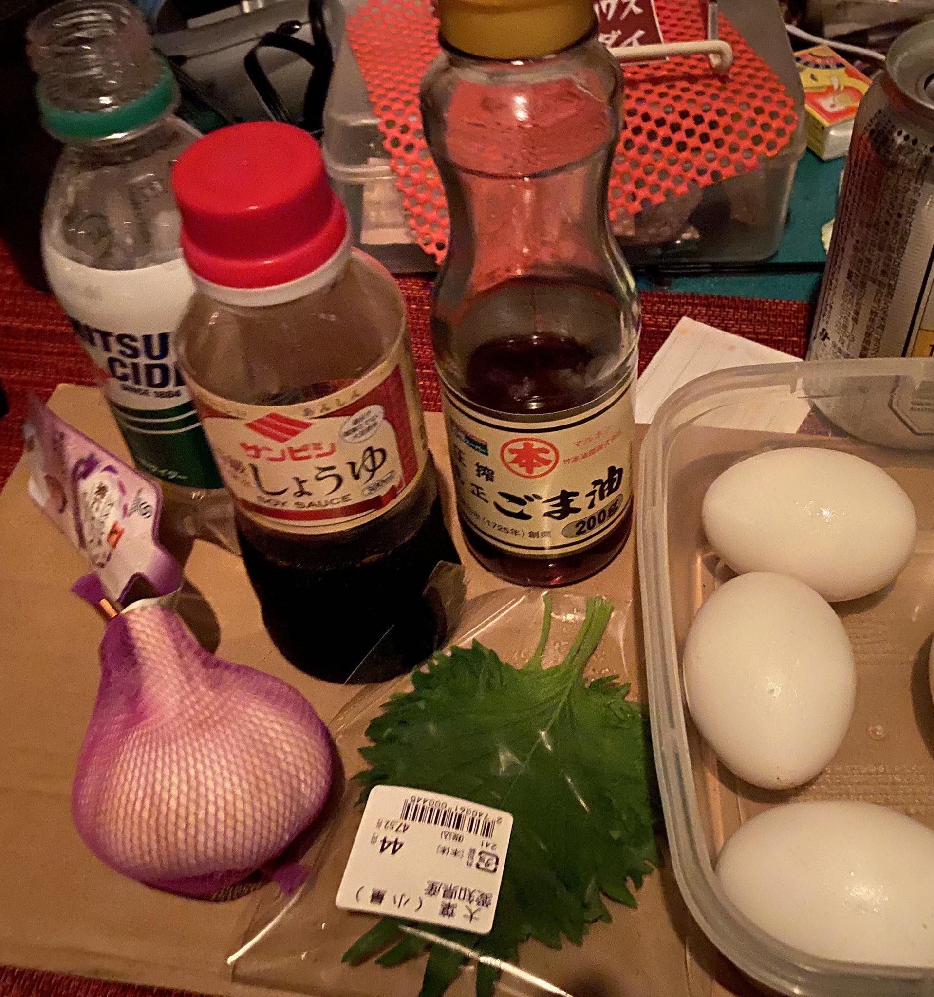 しば 枯れた枝豆 教えてもらった卵黄と大葉とニンニクの夏バテ防止醤油漬け ごま油 みりん みりん賞味期限4年切れの開封済み 断念して料理酒少々 ニンニク切るの面倒でそのまんま投入 いつ賞味期限切れか分からなくなった卵 4個失敗 1個割れ