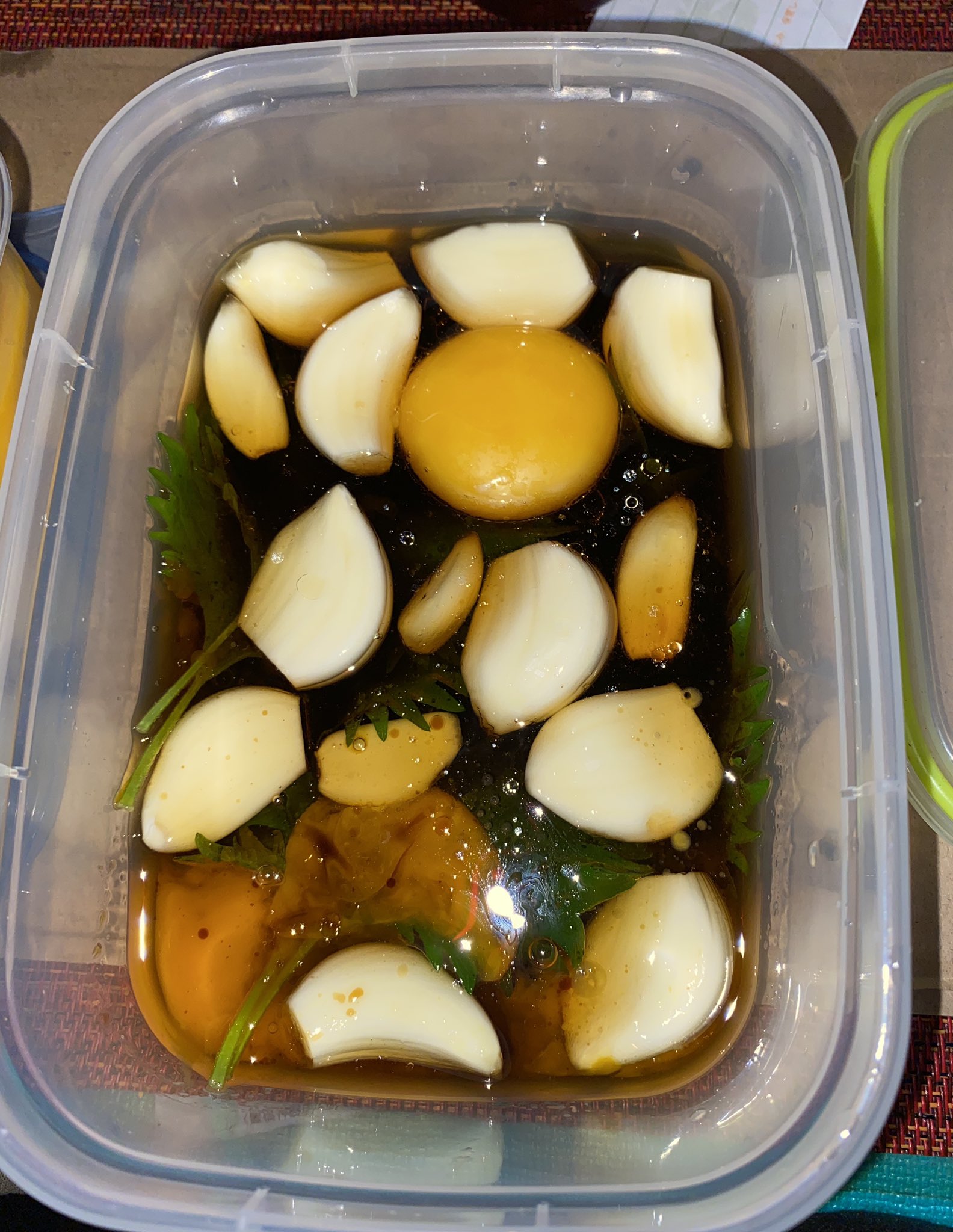 しば 枯れた枝豆 教えてもらった卵黄と大葉とニンニクの夏バテ防止醤油漬け ごま油 みりん みりん賞味期限4年切れの開封済み 断念して料理酒少々 ニンニク切るの面倒でそのまんま投入 いつ賞味期限切れか分からなくなった卵 4個失敗 1個割れ
