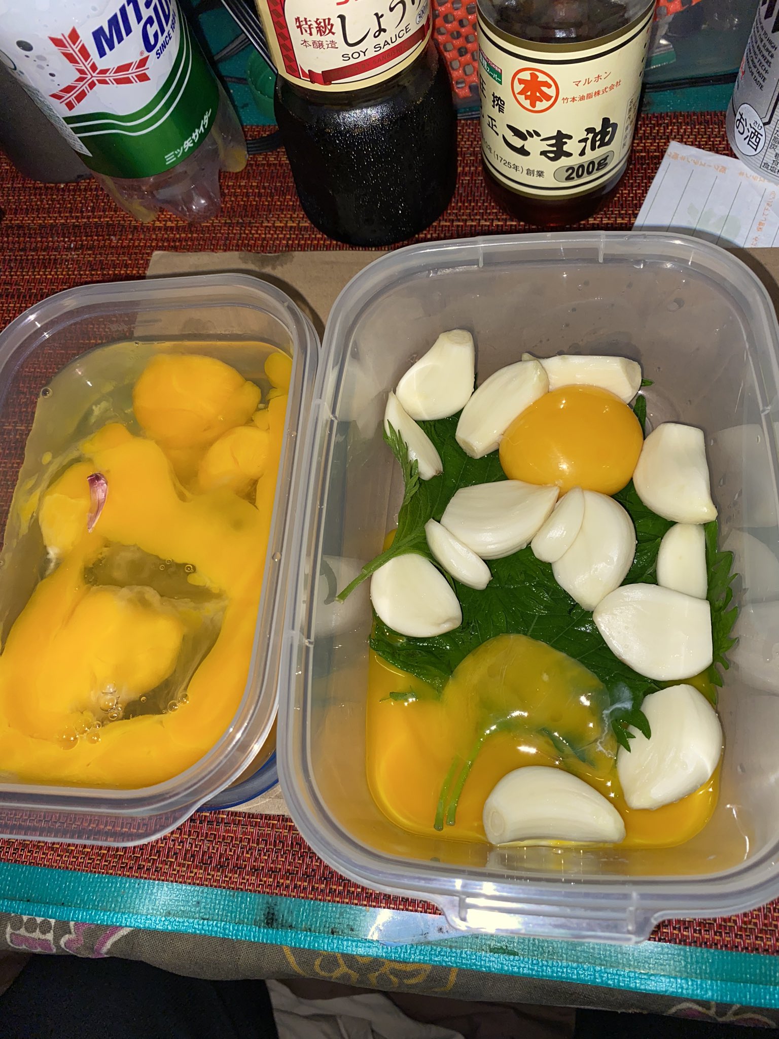 しば 枯れた枝豆 教えてもらった卵黄と大葉とニンニクの夏バテ防止醤油漬け ごま油 みりん みりん賞味期限4年切れの開封済み 断念して料理酒少々 ニンニク切るの面倒でそのまんま投入 いつ賞味期限切れか分からなくなった卵 4個失敗 1個割れ