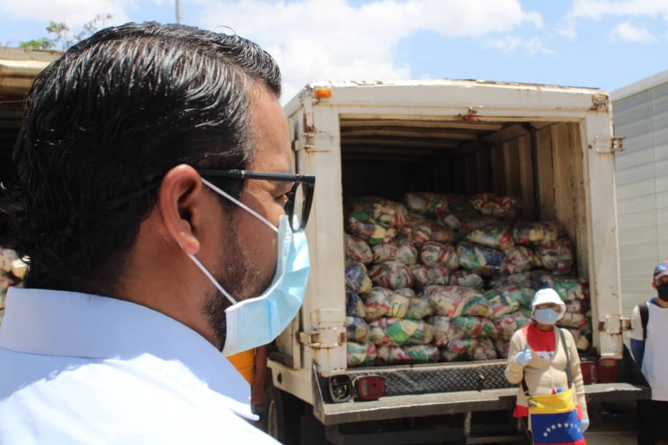 Omar_PrietoPSUV's tweet photo. Gracias al Pdte. @NicolasMaduro distribuimos alimentos #CLAP junto al alcalde @willy_casanova desde nuestros galpones a los hogares zulianos; con mayor atención a los 50 sectores de Mcbo, aislados por su incidencia de #COVID19 

Pq. Manuel Dagnino

#ConcienciaCiudadanaPreventiva https://t.co/DKTUEo6Lk0