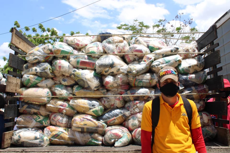 Omar_PrietoPSUV's tweet photo. Gracias al Pdte. @NicolasMaduro distribuimos alimentos #CLAP junto al alcalde @willy_casanova desde nuestros galpones a los hogares zulianos; con mayor atención a los 50 sectores de Mcbo, aislados por su incidencia de #COVID19 

Pq. Manuel Dagnino

#ConcienciaCiudadanaPreventiva https://t.co/DKTUEo6Lk0