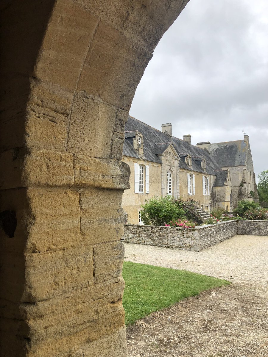 adriengoetz's tweet photo. Grâce à la mission patrimoine et à @bernstephane, découverte de l’abbaye de Longues-sur-Mer à côté d’Arromanches. La charpente et la couverture de la chapelle seront bientôt rétablies. Accueil chaleureux et visite mémorable. #Lotodupatrimoine https://t.co/eORUKXPG7s