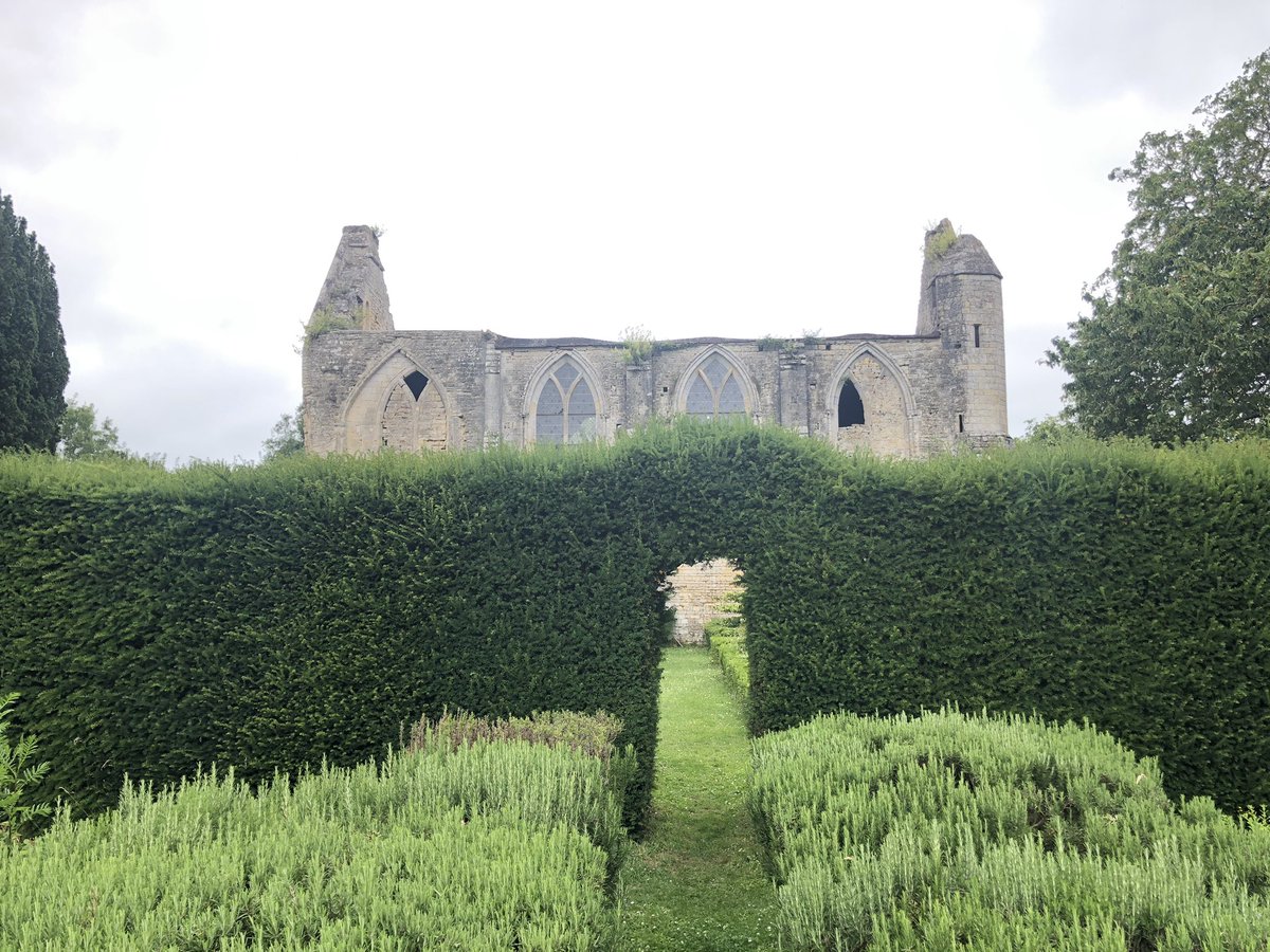 adriengoetz's tweet photo. Grâce à la mission patrimoine et à @bernstephane, découverte de l’abbaye de Longues-sur-Mer à côté d’Arromanches. La charpente et la couverture de la chapelle seront bientôt rétablies. Accueil chaleureux et visite mémorable. #Lotodupatrimoine https://t.co/eORUKXPG7s