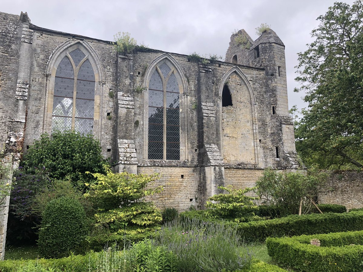 adriengoetz's tweet photo. Grâce à la mission patrimoine et à @bernstephane, découverte de l’abbaye de Longues-sur-Mer à côté d’Arromanches. La charpente et la couverture de la chapelle seront bientôt rétablies. Accueil chaleureux et visite mémorable. #Lotodupatrimoine https://t.co/eORUKXPG7s