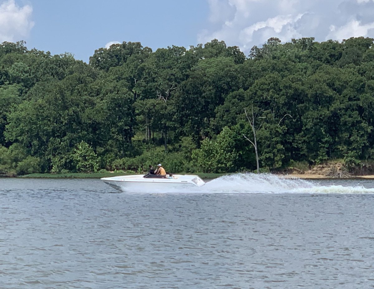 JamesMcCarty's tweet image. Boaters out here plowing the lake 😂. Use the trim!  #rookieweekend #Happy4thofJuly