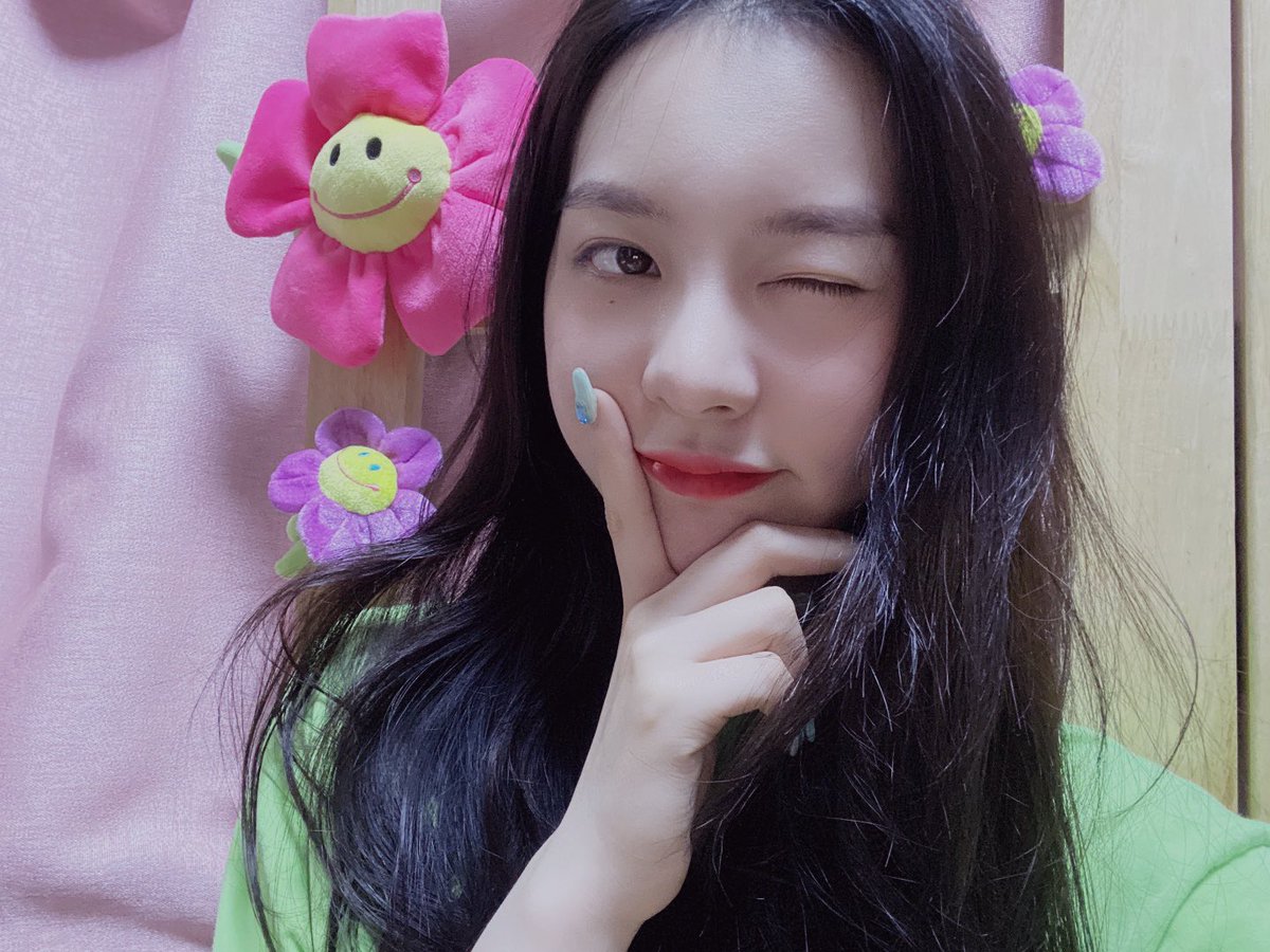 bvndit_py's tweet image. [#UPDATE | 040720]

@bvndit_official💕
.
╰─➤ ✎ Actualización de Yiyeon🐰
florece como una flor🌻🌻🌻
.
────────
#BVNDIT #밴디트 #BVNDITBUL #Carnival
