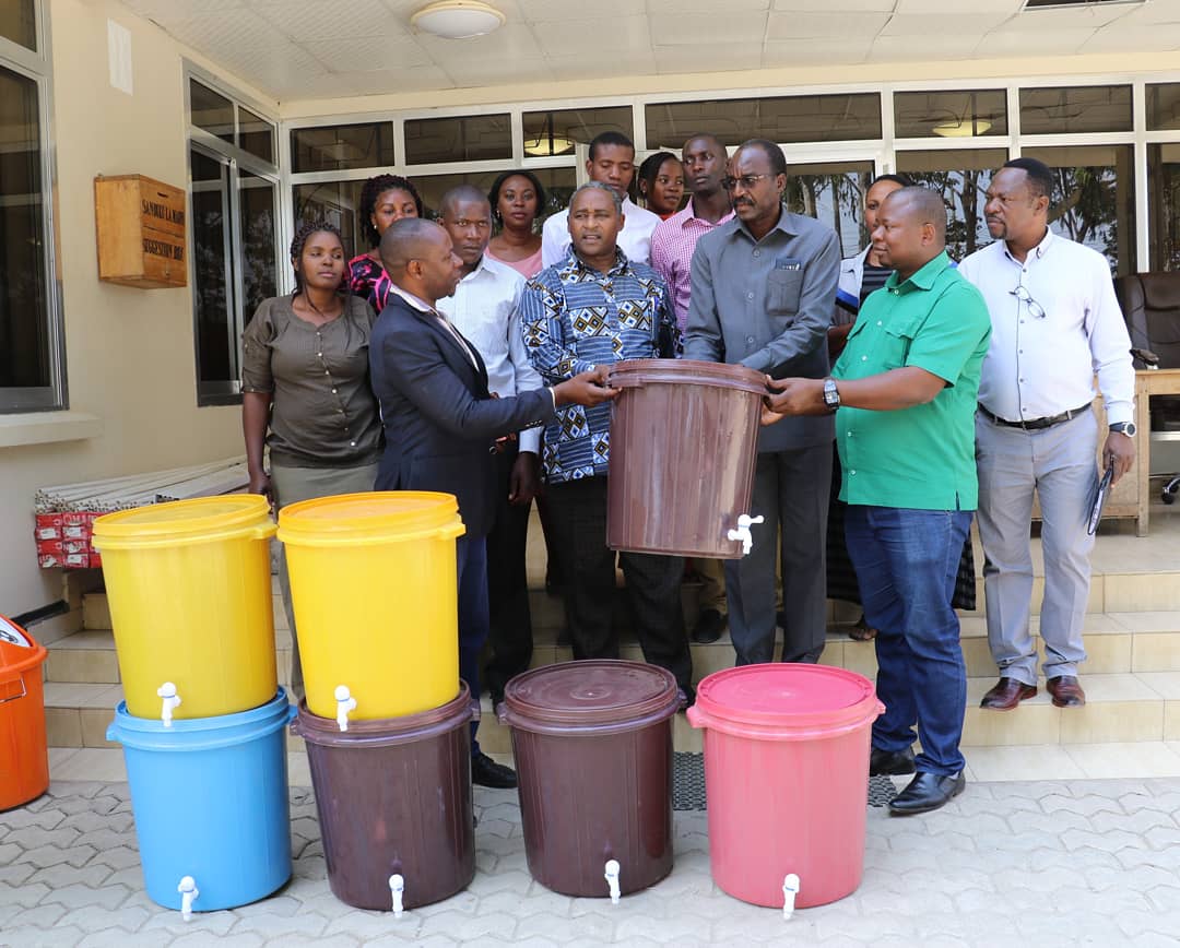 simiyu_region's tweet photo. #SimiyuRegionUpdates
#HABARI:-Shirikisho la Walimu wanamazingira mkoa wa Simiyu wametoa msaada wa vifaa vya kunawia mikono ikiwa ni sehemu ya uungaji mkono juhudi za serikali mkoani hapa katika kuchukua tahadhari dhidi ya maambukizi ya Virusi vya Corona. https://t.co/HD670ervQe