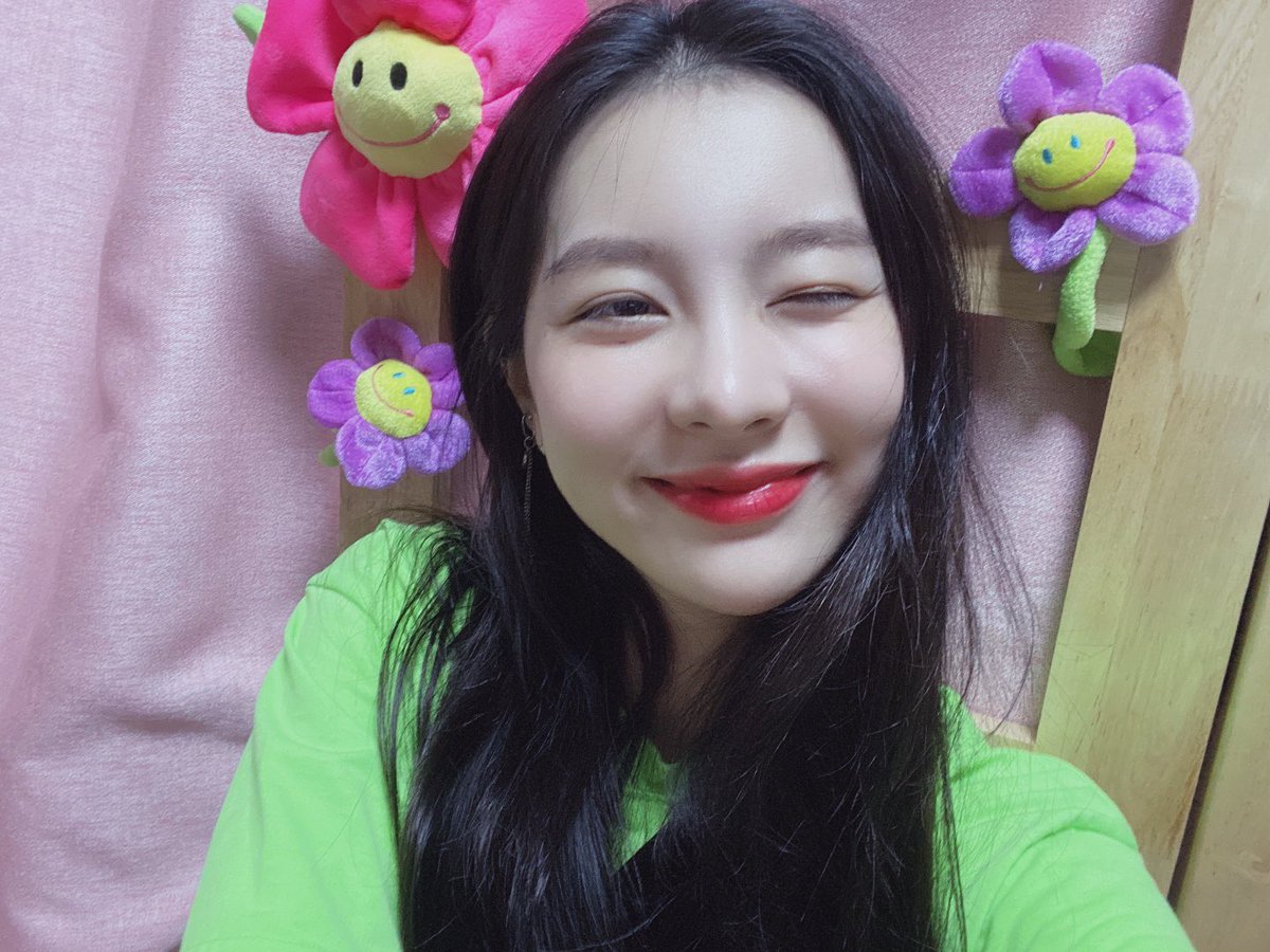 bvndit_py's tweet image. [#UPDATE | 040720]

@bvndit_official💕
.
╰─➤ ✎ Actualización de Yiyeon🐰
florece como una flor🌻🌻🌻
.
────────
#BVNDIT #밴디트 #BVNDITBUL #Carnival