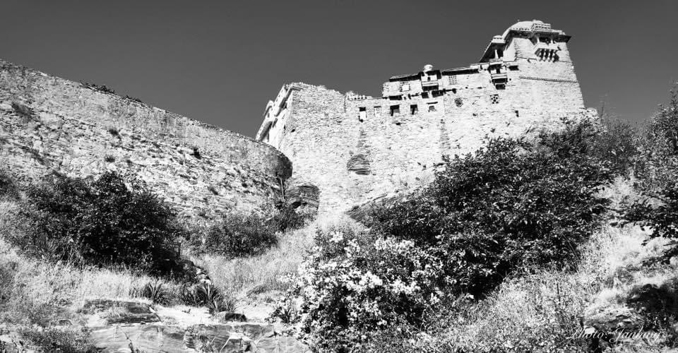 Series LIV: #MonumentsofIndia

#Kumbhalgarh #Fort, #Rajasthan. The fort is built within the westerly range of Aravali hills in the Mewar region. Built at an altitude of approx. 1100 meters and set within a dense forest the fort has an impressive and picturesque setting.