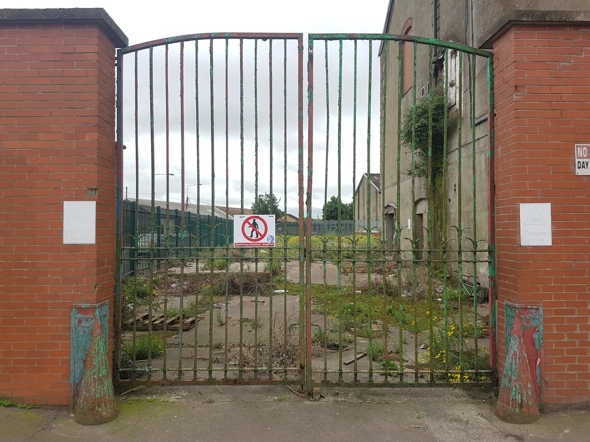 even the entrances stand out at disused  @Odlums_Ireland mills in  #Cork beautiful, so much character, let's hope it's back in use soon, it would be amazing addition to the city  #socialcrime  @corkcitycouncil  #programmeforgovernment  #homeless  #arts  #waterfront  #play  #history