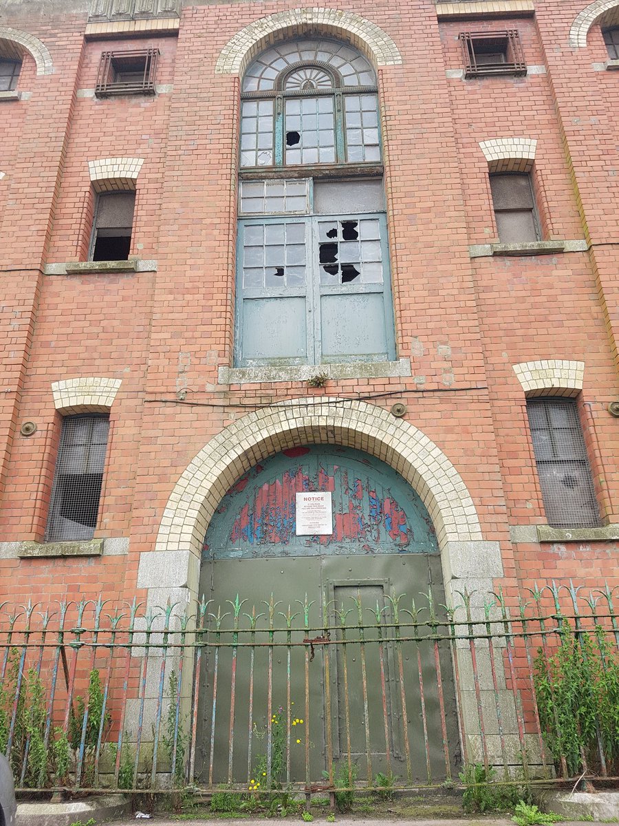 even the entrances stand out at disused  @Odlums_Ireland mills in  #Cork beautiful, so much character, let's hope it's back in use soon, it would be amazing addition to the city  #socialcrime  @corkcitycouncil  #programmeforgovernment  #homeless  #arts  #waterfront  #play  #history