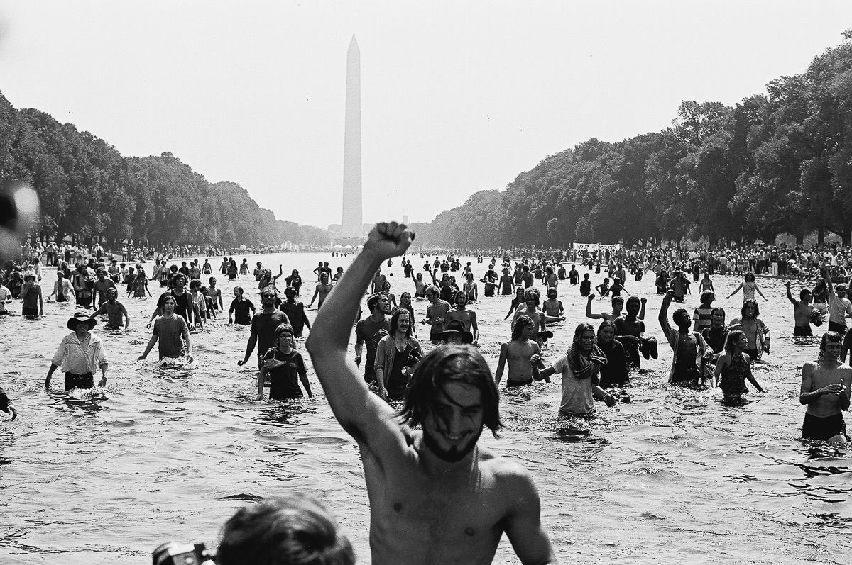 BeschlossDC's tweet photo. Protesters at Nixon-sponsored July 4 celebration at Lincoln Memorial, 1970:            #Getty https://t.co/CMmSs1WMu2