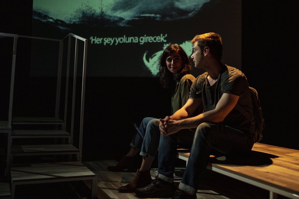 Film, televizyon, tiyatro, eğlence sektöründe çalışan herkes, işinizi yaparken bir fotoğrafınızı paylaşın. Sadece fotoğraf, hiçbir açıklama yazmayın. Amaç bütün sosyal medyayı sanatla doldurmak. Bu metni kopyalayın ve bir fotoğrafınızı paylaşın. #SaveTheArts #SanatıKurtarın