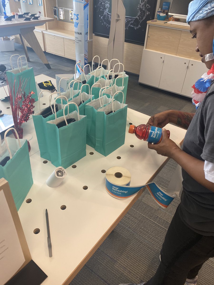 LandoverHillsAW's tweet photo. Happy Customer Appreciate day from us here at Landover Hills! Working hard for YOU. @VeronaLandover @AnikaSmyrna @FirstNet @PGFDNews @fox5dc @DCNewsBash https://t.co/XweZyviHHm