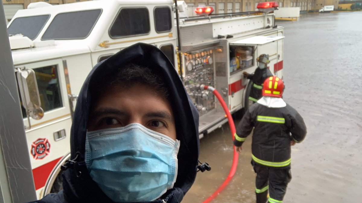 fabrysistem's tweet photo. Me tuve que poner una parka XL que encontré en la pega... 😎

La mía se pasó de agua, mojado hasta las masas 

#LaburandoAndo 🤘🏽👷🏽 https://t.co/XLDUoi0xRv