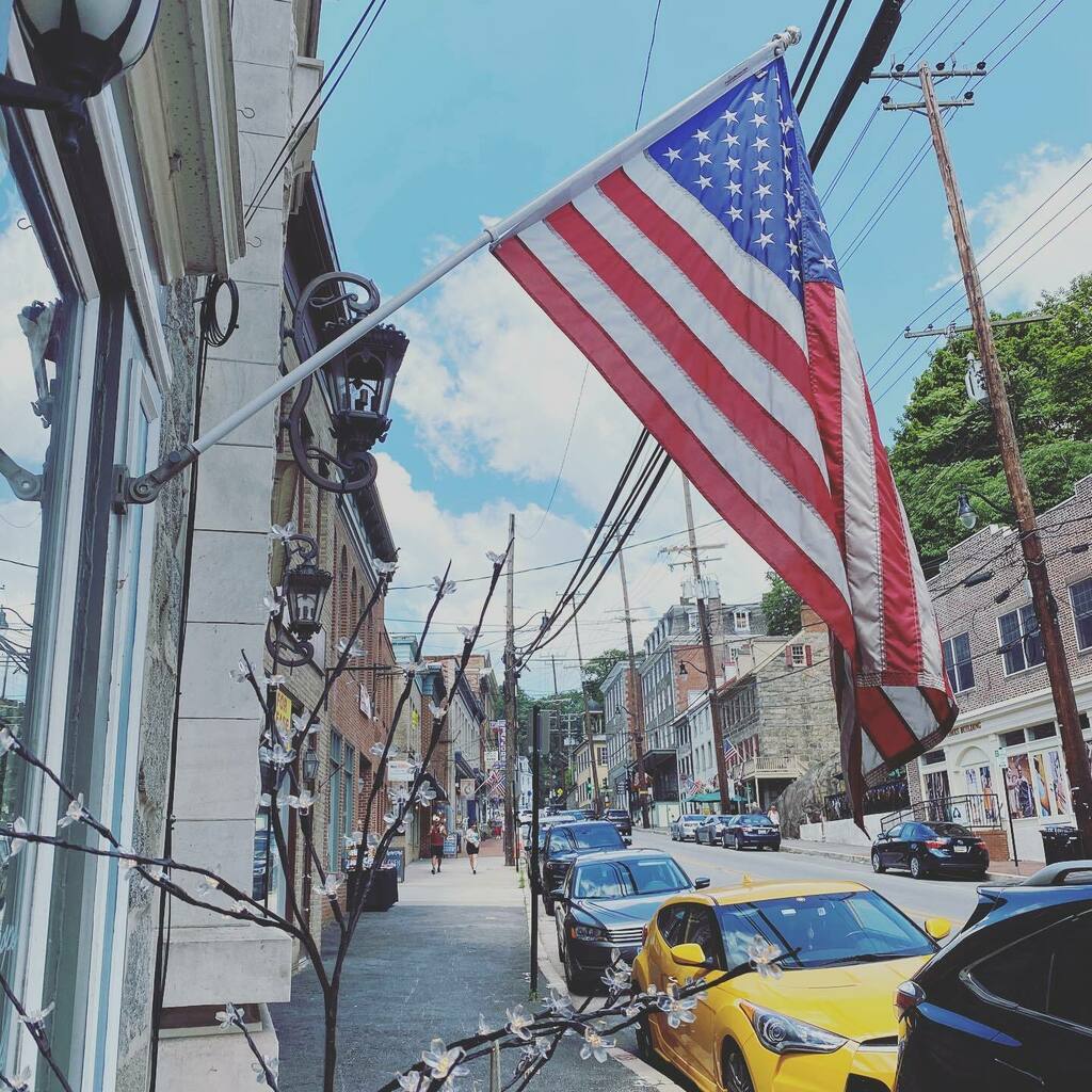 ReclaimedByYou's tweet photo. Happy 4th of July from our family to yours! 

#4thofjuly #july4th #americanflag #loveoec #visitoec #reclaimedbyyou #streetscene #mainstreetusa #mainstreet #ecstrong #ellicottcitymd #independenceday https://t.co/FqyrweYHFb https://t.co/EnXrHYi41l