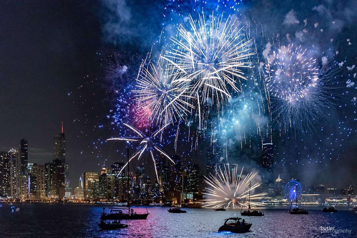 barrybutler9's tweet photo. All day today, each hour, I'm posting photos of Chicago on Independence Day.   Enjoy! https://t.co/vYXMAB9F7o