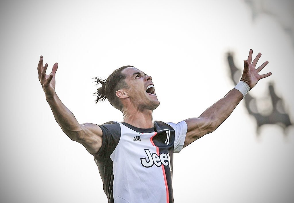 الاسطورة اول لاعب بالتاريخ يسجل اكثر من 25 هدف بالدوري الايطالي والاسباني والانقليزي
الاسطورة منذ بداية عام 2020 لم يفشل بالمُساهمة بتسجيل هدف على الاقل في أي لقاء في الدوري ، عنوان ومفردة واختصار للتاريخ محظوظين عشنا بزمن الافضل❤️