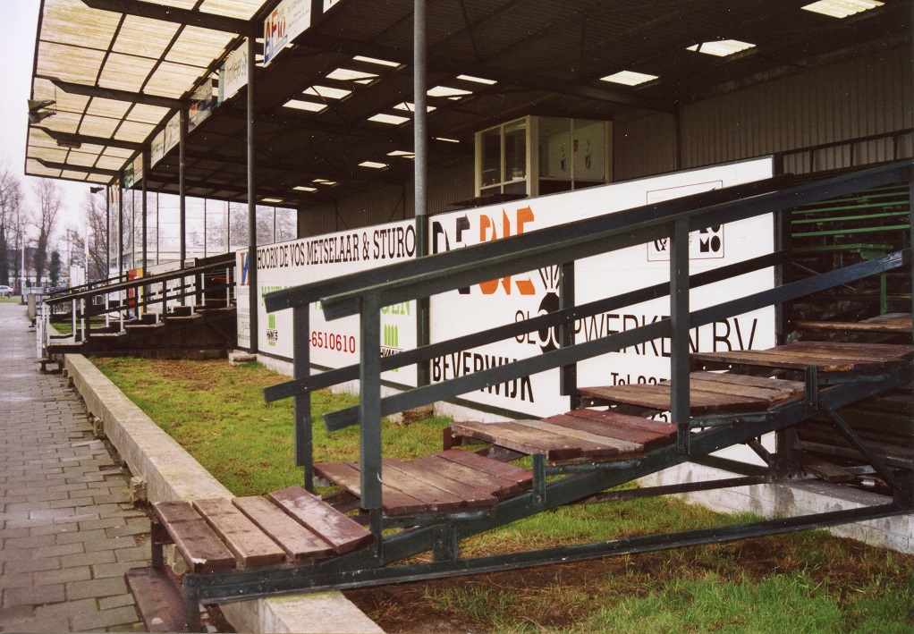 FerryReurink's tweet photo. De voormalige zittribune van KFC / FC Zaanstreek aan de Wezelstraat in Koog a.d. Zaan. Twee seizoenen (1965-1967) was hier profvoetbal te zien, tot de oprichting van AZ'67. De foto is van eind 2003, ruim 13 jaar later ging de tribune door brand verloren. #groundhopping #loststand https://t.co/F0NPyVUA8X