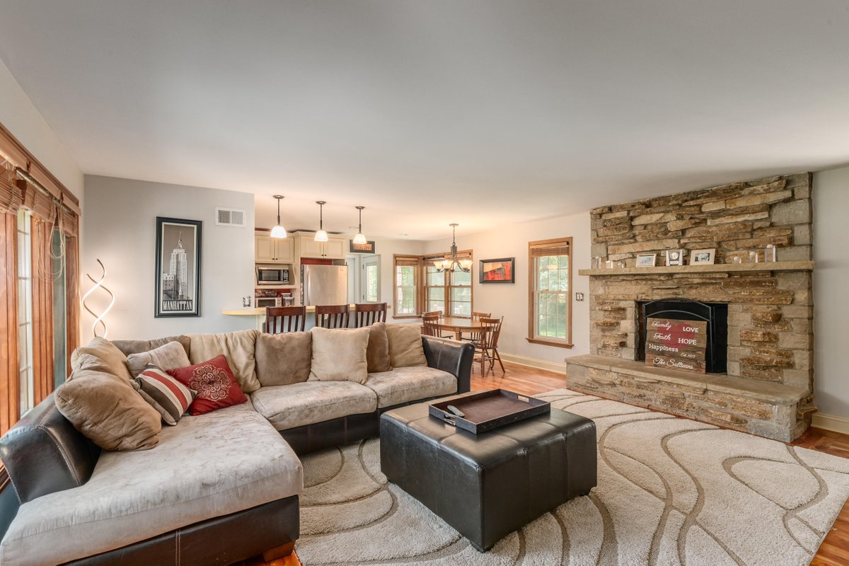 ClosingTimeRlty's tweet photo. Open concept FF w natural cherry floors. Kit opens to Great Room w NFP. Fully updated full bath &amp; 2 beds complete FF. Expansive rec room &amp; 3rd LL bedroom w egress window. Enjoy gorgeous lot &amp; stone patio! #ClosingTimeRlty #BrookfieldRealtor #Ranch #LargeLot #ElmbrookSchools https://t.co/fJLicntA3W