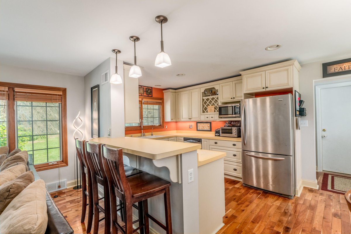 ClosingTimeRlty's tweet photo. Open concept FF w natural cherry floors. Kit opens to Great Room w NFP. Fully updated full bath &amp; 2 beds complete FF. Expansive rec room &amp; 3rd LL bedroom w egress window. Enjoy gorgeous lot &amp; stone patio! #ClosingTimeRlty #BrookfieldRealtor #Ranch #LargeLot #ElmbrookSchools https://t.co/fJLicntA3W