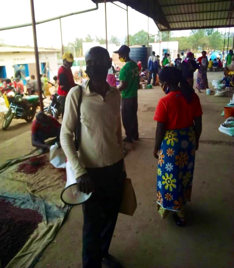Today, our community volunteers in Ngarama Sector @GatsiboDistrict mobilized citizens in Ngarama market, to respect guidelines to help curb the spread of #COVID19 and the importance of paying health insurance (Mutuel de Sante) fees.