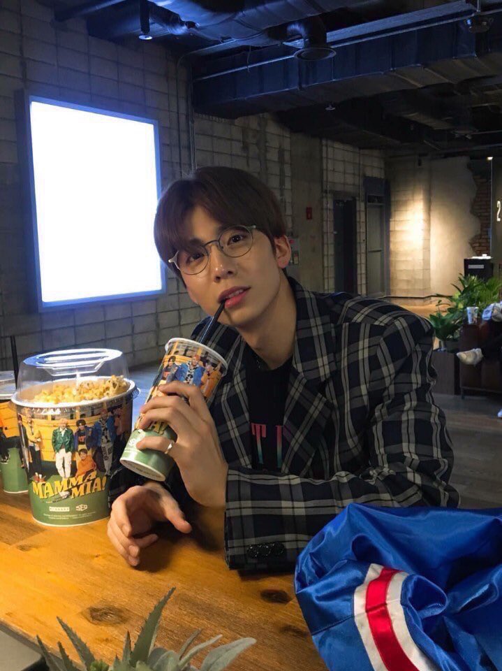 jilleossISzzang's tweet photo. 친구들 아무도 영균이한테 관심 안가지다가 이거 올렸을때 반응했던게 너무 웃겼음
안경 체크무늬 미남이라면 그냥 지나갈 수 없는 너드처돌이 적합형 그자체 https://t.co/HLI0jPTIc1