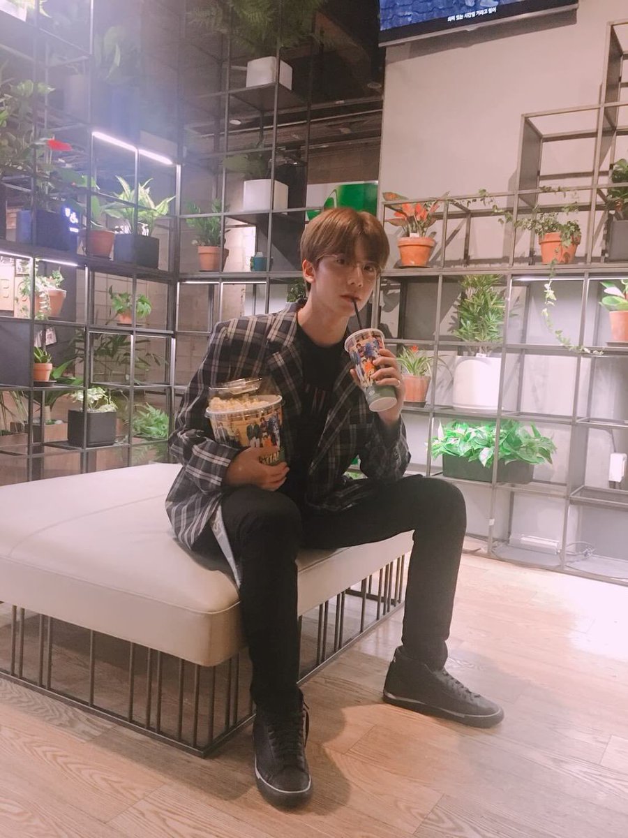 jilleossISzzang's tweet photo. 친구들 아무도 영균이한테 관심 안가지다가 이거 올렸을때 반응했던게 너무 웃겼음
안경 체크무늬 미남이라면 그냥 지나갈 수 없는 너드처돌이 적합형 그자체 https://t.co/HLI0jPTIc1