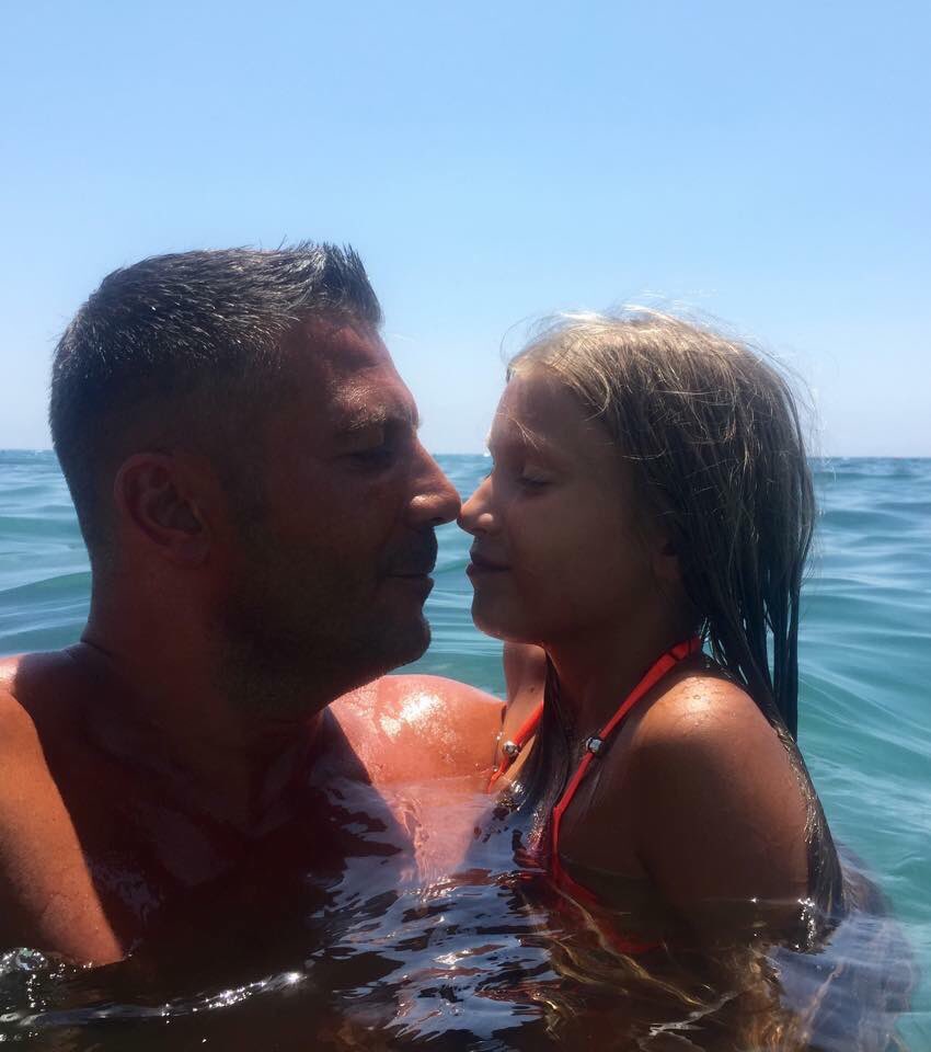 Bonsoir à tous avec cette photo de moi et ma fille je t’aime ❤️ ma belle fille adorée je ferai tout pour te rendre heureuse je ferai tout pour te trouver une mère je t’aime ❤️ bisous 😘