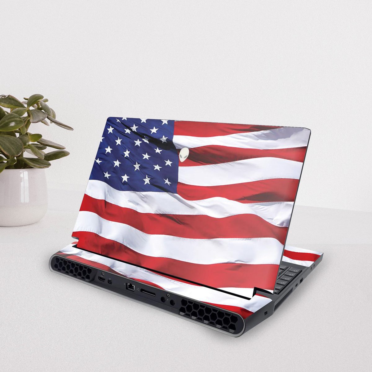 MightySkins's tweet photo. 🗽

#Alienware ·Area51 #AlienwareM17 #M17 #gaming #laptop #videogames #gaminglaptop #computer #accessories #vinyl #skins #stickers #decals #wraps #vinylskins #vinylstickers #MightySkins #3M #July4th #summer https://t.co/JWeN5gStrj