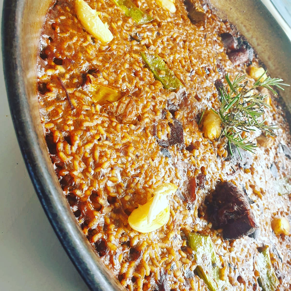 Paella Valenciana, la mires por donde la mires, te enamorará.
-pitu caleya
-pato
-<a href="/FabaAsturiana/">Faba Asturiana IGP</a>
-judía verde

Arroz Bombita de Molino de Roca, DO Valencia.

#arrocería #cantábrico #comidasycenas