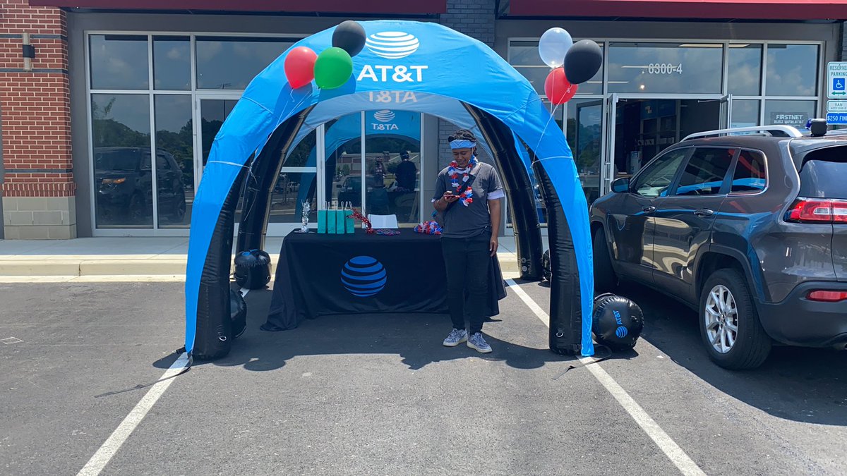 LandoverHillsAW's tweet photo. Block Party? Come celebrate 4th of July with the Landover Team. It’s a slight party! @DC_XFactor @BrandonVAnika @victorharrisIII @AnikaLindenHill @anika_wireless @Wendys 🗣 https://t.co/fI1GD8cLIc