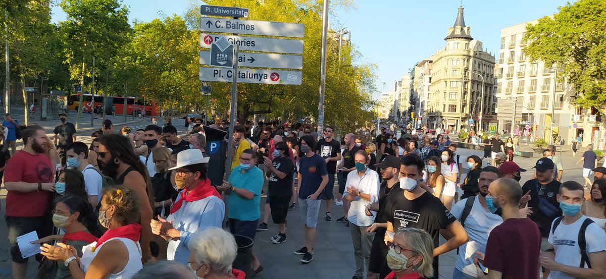 RepublikaValles's tweet photo. ✴️ Comencem la mani a #Barcelona en suport al @PabloHasel @LlibertatHasel @JornadaAmnistia ✊💜 https://t.co/GAtCmvXc7o