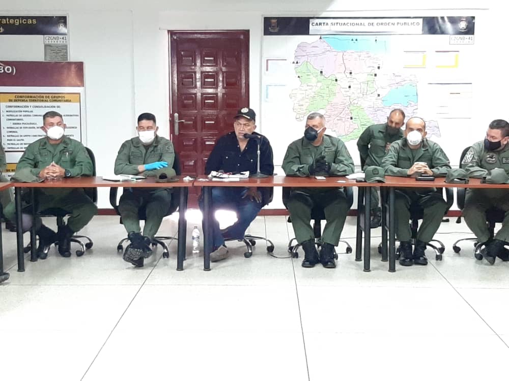 avilaelguerrero's tweet photo. #ConcienciaCiudadanaPreventiva
Junto a nuestro Jefe de la @carabobozodic, G/D José Murga Baptista, planificando las acciones de despliegue para garantizar en Carabobo la Cuarentena Radical. Cumpliendo las órdenes de @NicolasMaduro y de @rafaellacava10 @Polic_carabobo https://t.co/9DqMY817m5