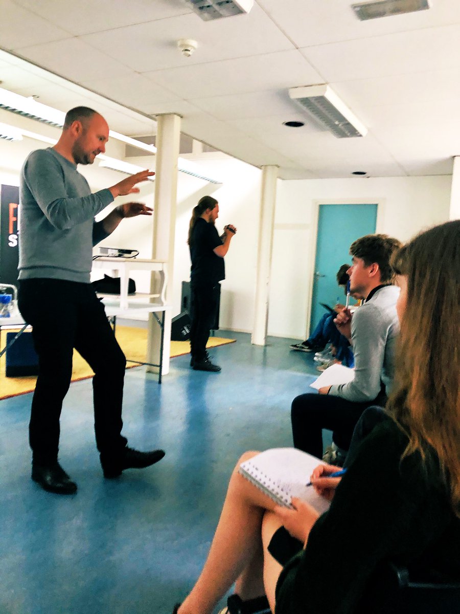 Coach Pieter Schoonderwoerd (De Doelen, business docent Conservatorium Maastricht) inspireert Frontstage cursisten met masterclass “Hoe schrijf je een goede biografie”
Talentcoaching vanuit Het KunstenHuis frontstagelive.nl
#kunstenhuis #frontstage #yourjazzcareer