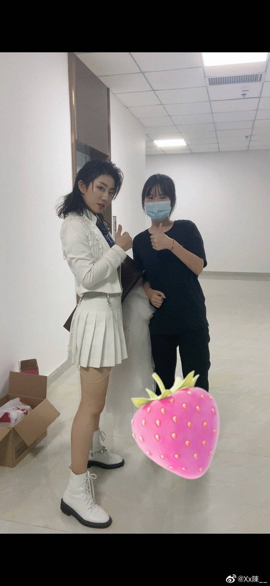 WangChiyoo's tweet photo. This girl is so luck to have a photo and signature of Wang ke with her 

Me is so jealous

#wangke #王柯 https://t.co/ompZHAWZu9