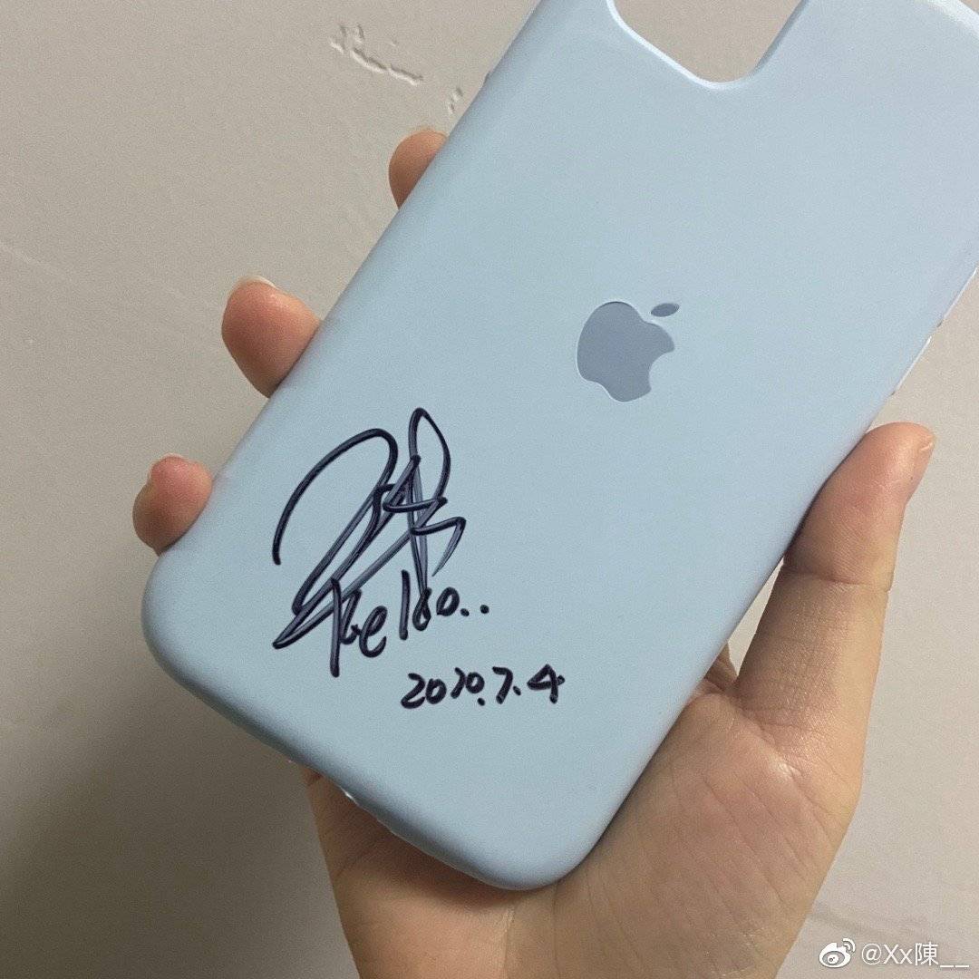 WangChiyoo's tweet photo. This girl is so luck to have a photo and signature of Wang ke with her 

Me is so jealous

#wangke #王柯 https://t.co/ompZHAWZu9